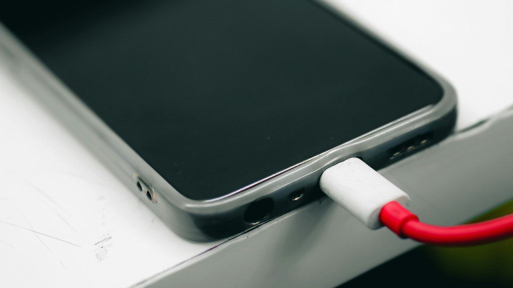 Smartphone carregando com ícone de bateria cheia na tela