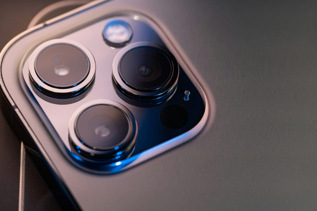 Módulo de câmeras traseiras de smartphone moderno