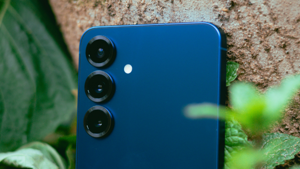 Smartphone Samsung Galaxy S25 com design compacto e acabamento premium