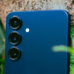 Smartphone Samsung Galaxy S25 com design compacto e acabamento premium