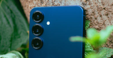 Smartphone Samsung Galaxy S25 com design compacto e acabamento premium