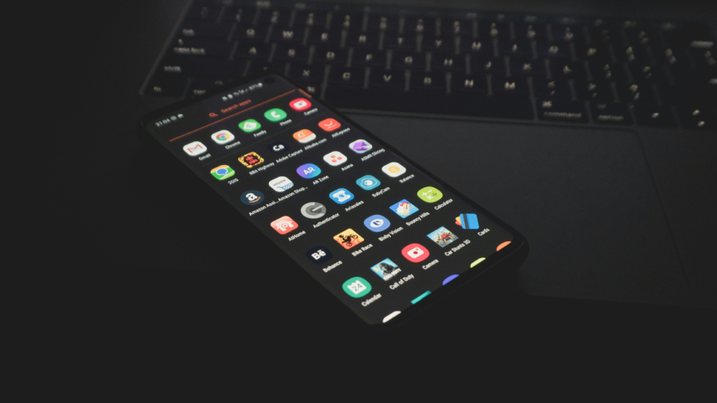 Tela AMOLED do Samsung Galaxy S25 com cores vibrantes e taxa de atualização de 120 Hz