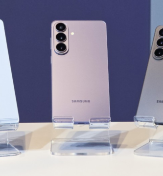 Linha Galaxy S26 com Galaxy S26, S26 Plus e S26 Ultra lado a lado mostrando design e diferenças de tamanho