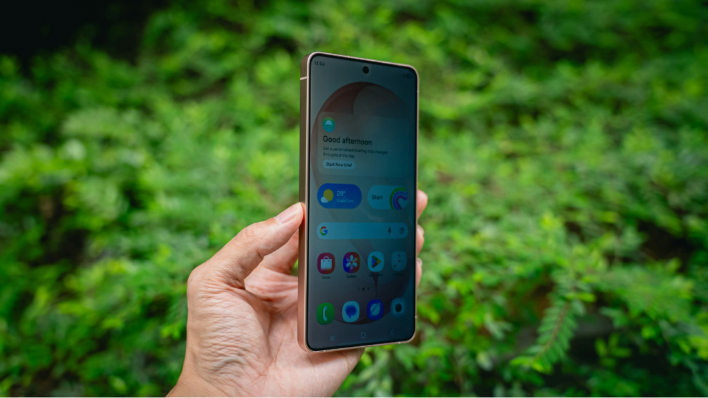 Demonstração da tela de privacidade do Galaxy S26 Ultra limitando o ângulo de visão