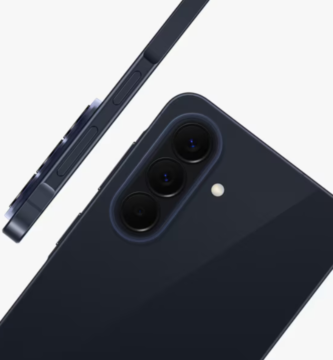 Samsung Galaxy A57 5G em imagem promocional destacando tela de 6,7 polegadas, câmera de 50 MP e bateria de 5.000 mAh