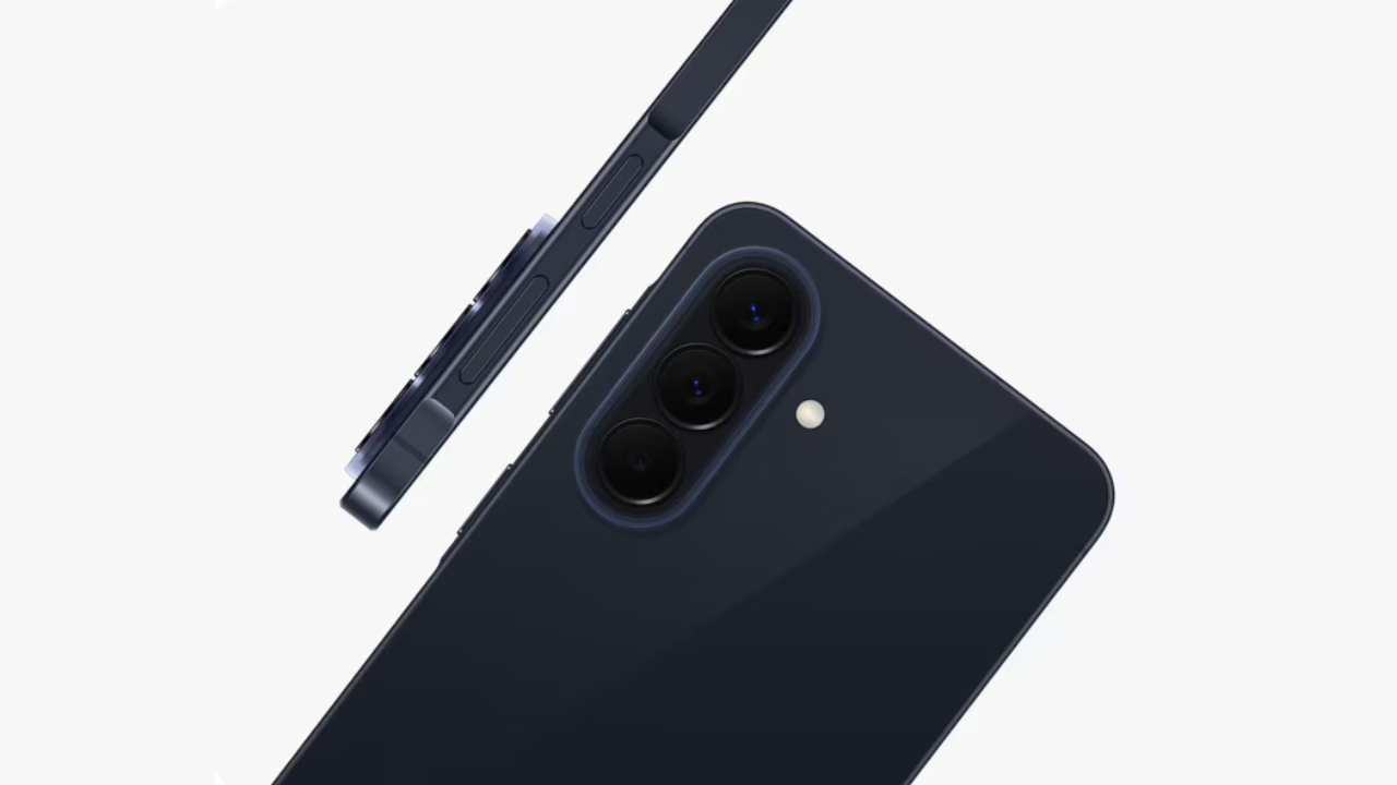 Samsung Galaxy A57 5G em imagem promocional destacando tela de 6,7 polegadas, câmera de 50 MP e bateria de 5.000 mAh