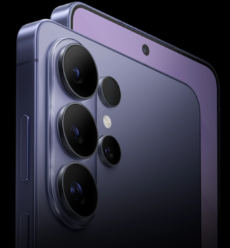Samsung Galaxy S26 Ultra mostrando design traseiro com múltiplas câmeras e acabamento premium