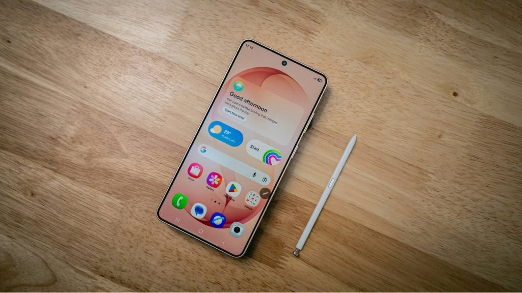 S Pen encaixada no corpo do Galaxy S26 Ultra